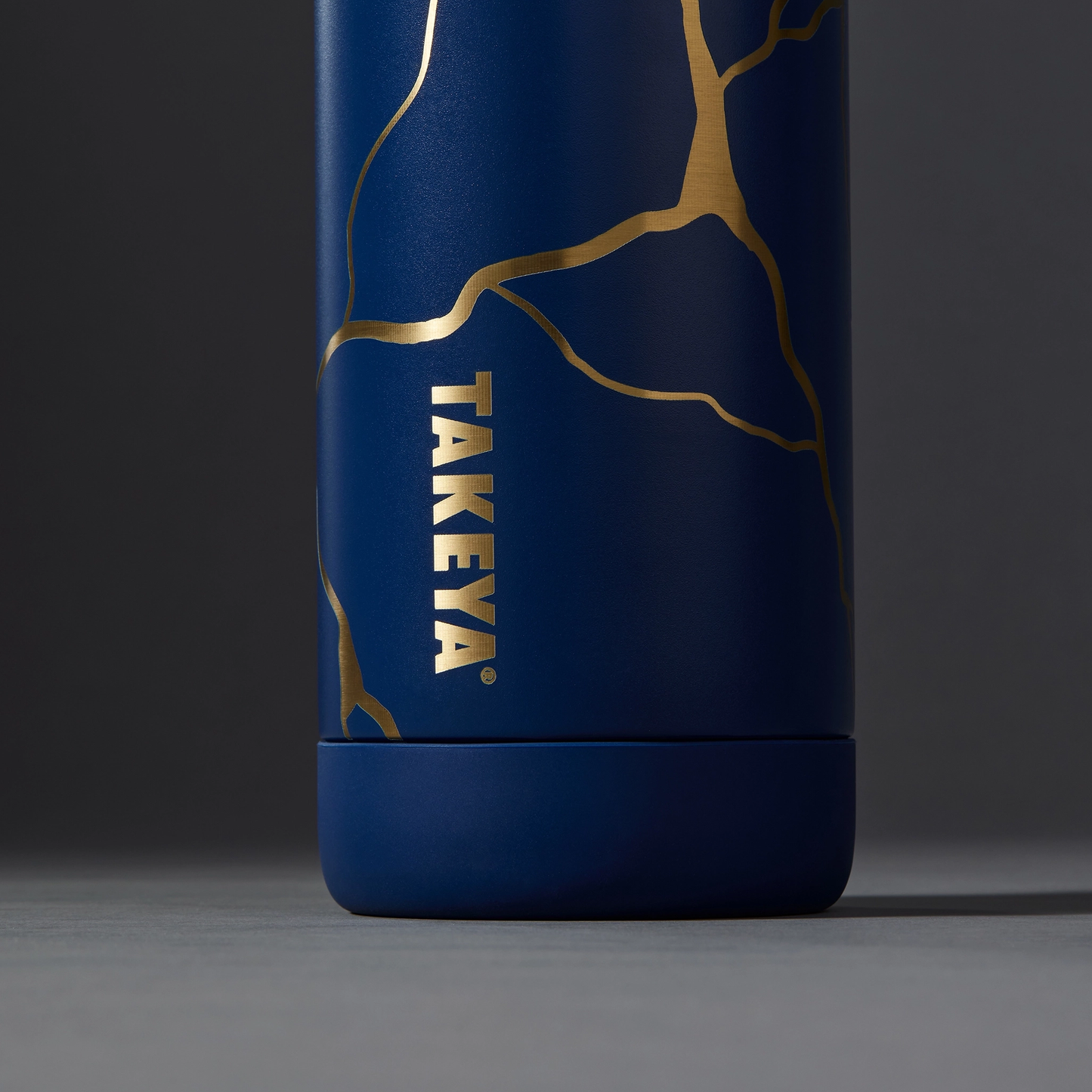 kintsugi-water-bottle-with-spout-lid-f4 51390-TK_HO25_Kintsugi_Takeya9241_Crop.png