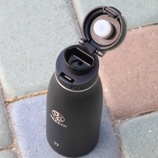 traveler-fliplocktm-lid-v5 96076-R-TravelerLid-Lifestyle-Onyx.png